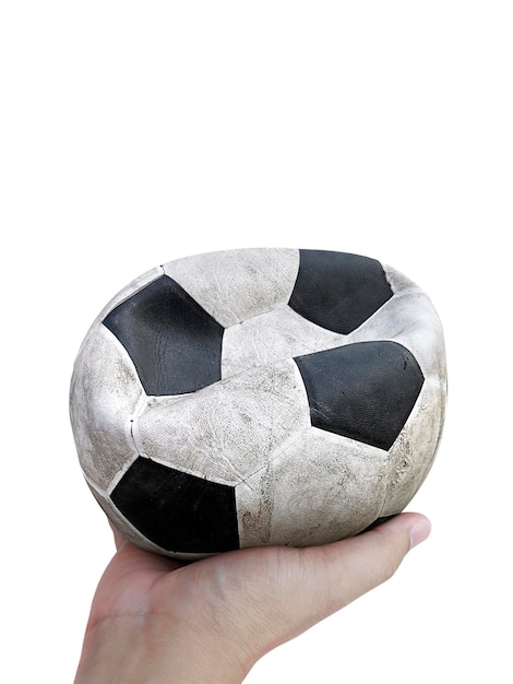 Mão do homem com a bola de futebol velha no fundo branco