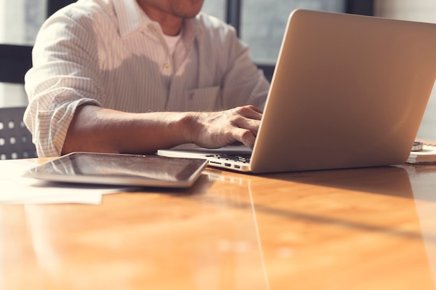 Mão do homem com notebook laptop