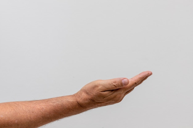 Foto mão do homem estendida com fundo branco para ajudar no conceito de pedido de suporte