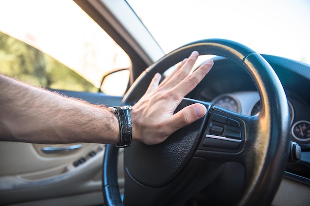 Foto mão do homem no sinal do carro