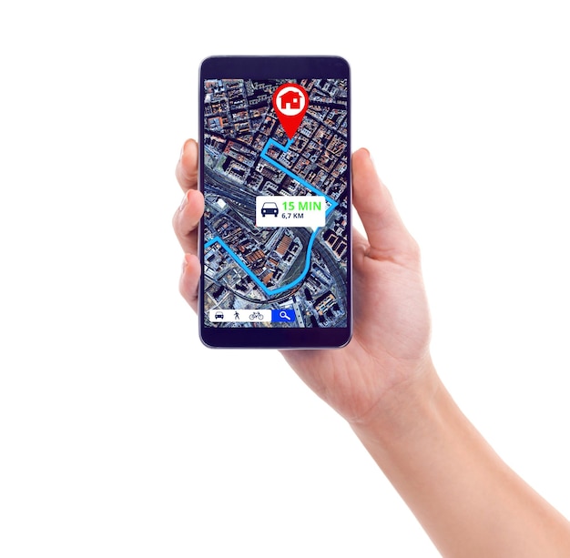 Mão do mapa da pessoa segurando o smartphone e localização mostrando no gps digital em fundo branco Tecnologia ou rastreamento de celular com ponto ou posição do veículo ou carro e no pano de fundo do estúdio