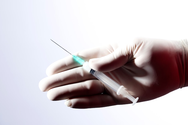 Foto mão do médico com seringa para injeção da vacina de coronavírus.