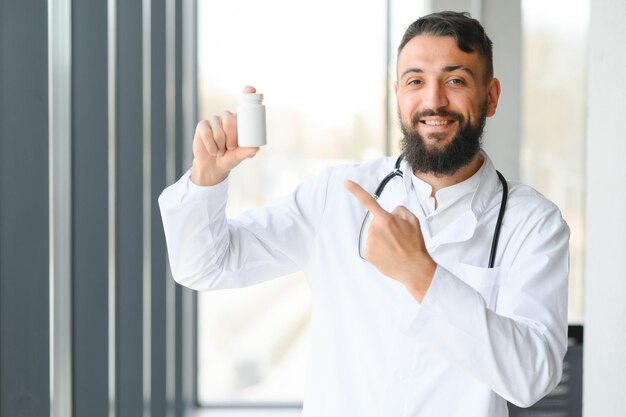 Mão do médico oferecendo pílulas Conceito de saúde