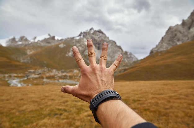 Foto mão do viajante no vale da montanha