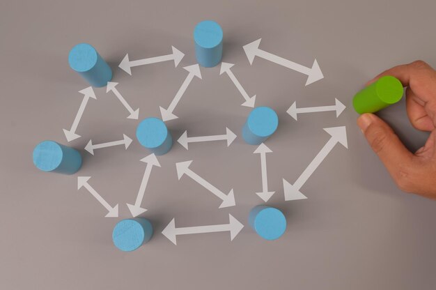 Foto mão enrugada um bloco de madeira verde organização estrutura trabalho em equipe e conceitos de rede social