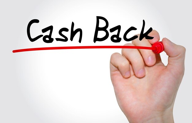 Mão escrevendo a inscrição cash back com marcador, conceito