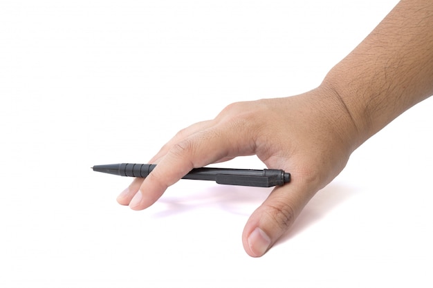 Mão escrevendo no espaço da cópia. Masculino mão segurando a caneta preta isolada no branco