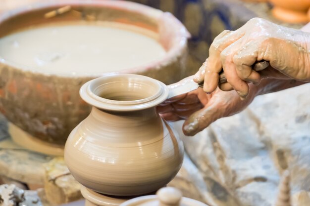 Mão fazendo cerâmica na roda, estilo de cerâmica tailandesa artesanal