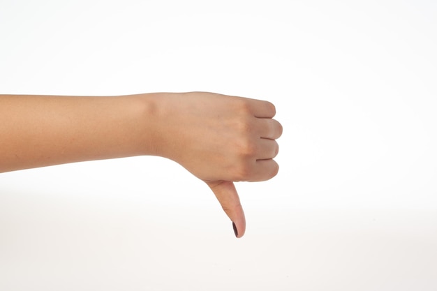 Foto mão fazendo sinal negativo isolado no fundo branco