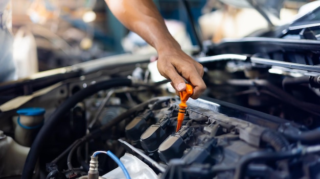 Mão fechada e chave Mecânico de automóveis automático verificando o nível de óleo do motor do carro