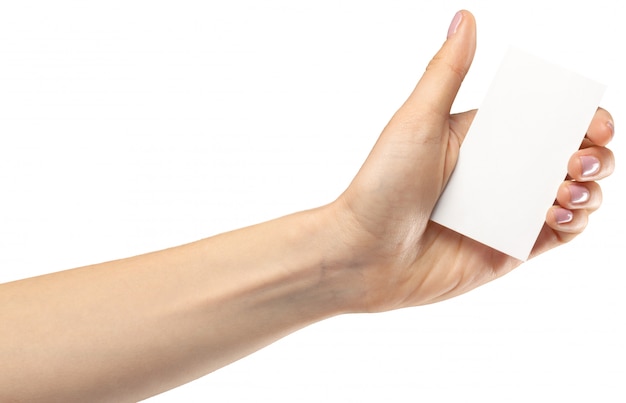 Mão fêmea que mantem o papel vazio isolado na parede branca. Copie e cole imagem ou texto.