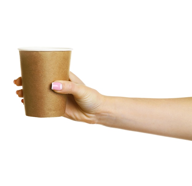 Mão feminina com copo de papel isolado no branco