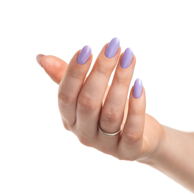 Mão feminina com esmalte de gel de lavanda roxo em unhas compridas em um fundo branco isolado. conceito de spa de beleza, manicure