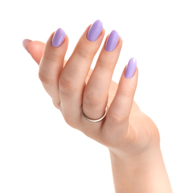 Mão feminina com esmalte de gel de lavanda roxo em unhas compridas em um fundo branco isolado. manicure