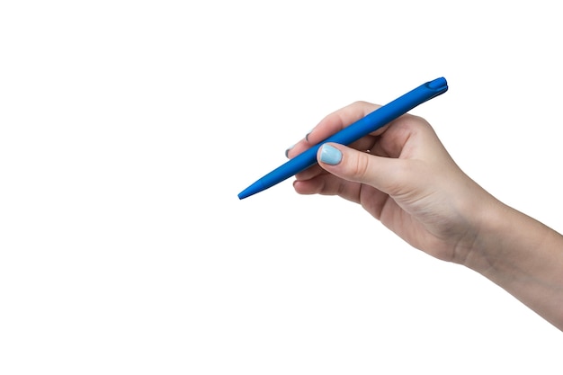 Mão feminina com maquiagem azul com caneta esferográfica azul isolada no branco. Material de escritório.