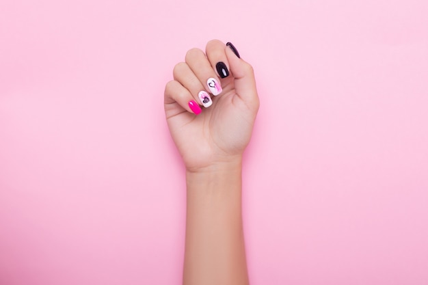 Foto mão feminina com unhas de manicure criativas