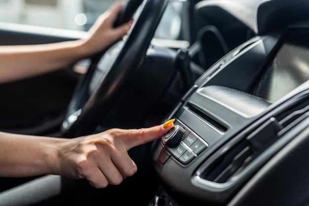 Mão feminina de perto no carro