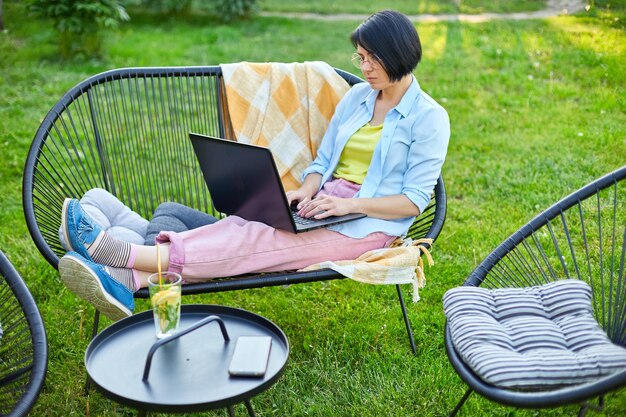 Mão feminina digitando no laptop para mulher freelancer de trabalho remoto