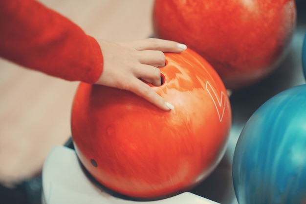 Mão feminina e bola de boliche