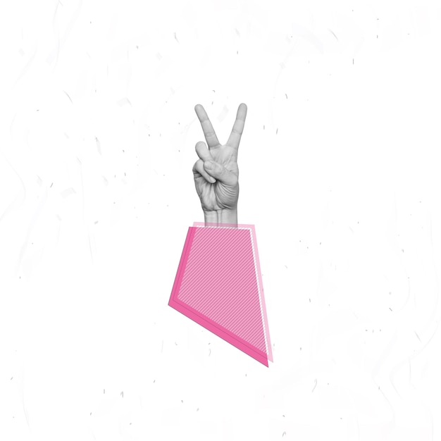Mão feminina em uma manga rosa mostrando um gesto de paz isolado no fundo de textura branca