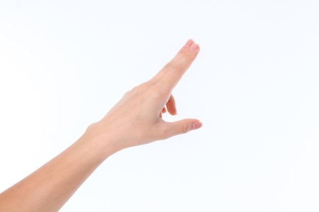 Mão feminina esticada e mostrando o gesto com um arranhão