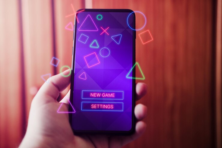 Foto mão feminina mostrando smartphone com interface de jogo na tela jogando conceito on-line com espaço