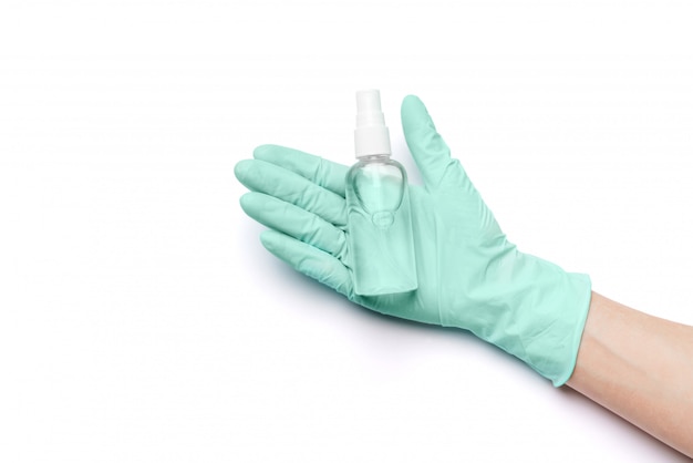 Mão feminina na luva de borracha de látex e dispensador de spray de desinfetante para as mãos, isolado no fundo branco com traçado de recorte