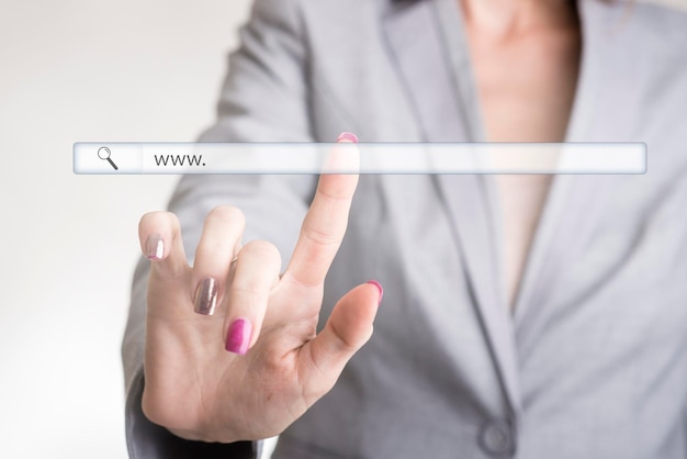 Foto mão feminina tocando uma barra de navegação do site com o texto www e espaço de cópia em branco em uma tela virtual transparente