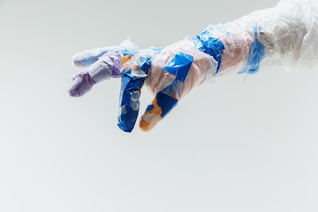 Mão grande de plástico feita de lixo em branco