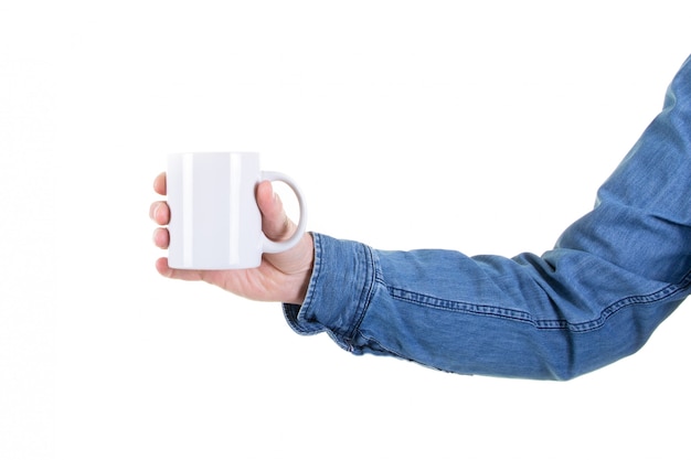 Foto mão homem segurando chá caneca de café com cópia espaço vazio mock up em branco