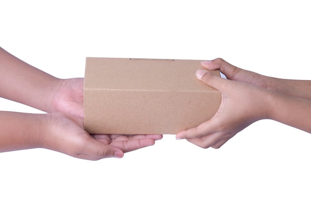 Foto mão humana dando caixa de papelão isolada sobre fundo branco