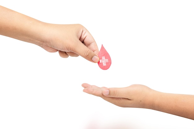 Mão humana dando gota de sangue vermelho