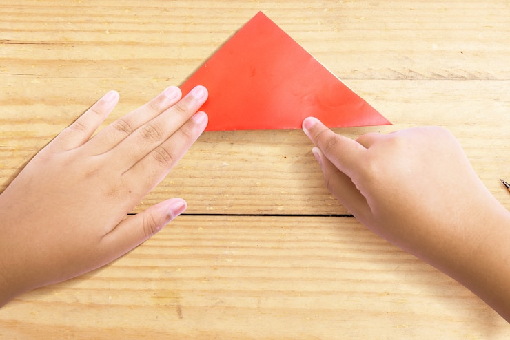 Foto mão humana dobrando um fundo de papel colorido de madeira