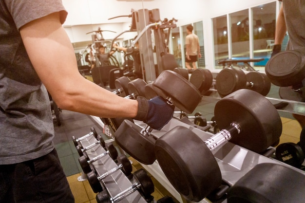 Mão humana, segurando, dumbbell, em, ginásio