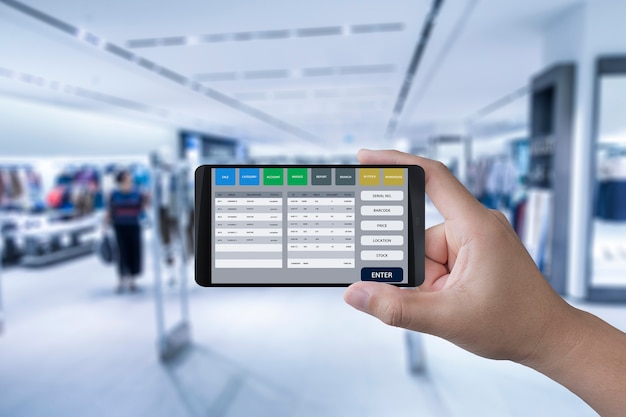 Mão humana segurando renderização 3D móvel com software de gerenciamento de loja