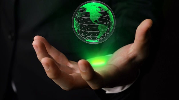 Mão humana segurando tecnologia holográfica do globo terrestre