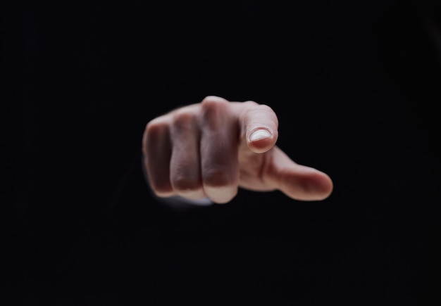 Mão isolada em fundo preto com o dedo indicador estendido