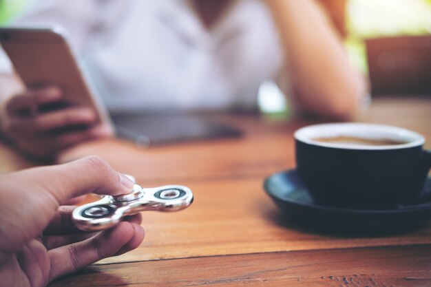 Foto mão jogando fidget spinner