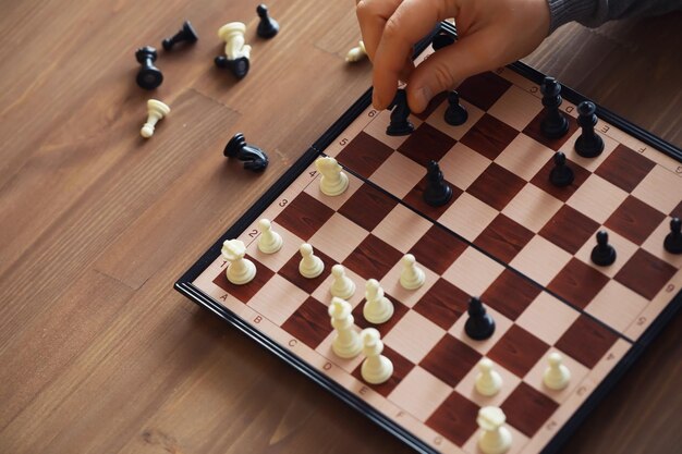 Mão jogando jogo de jogo de batalha de estratégia de competição de xadrez