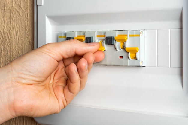 Mão liga o interruptor rcd