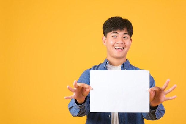 Mão masculina asiática segurando uma placa de papel em branco no fundo branco