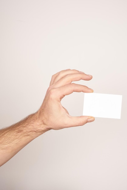 Mão masculina branca fazendo um sinal de paz em um fundo branco e isolado.