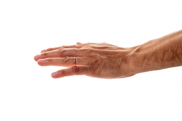 Mão masculina com um anel de casamento mostrando um gesto de proteção e acariciando