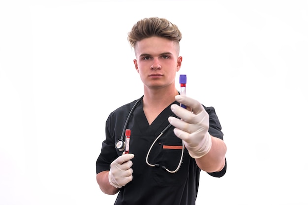 Mão masculina em luvas de proteção segurando tubo de ensaio com amostrador de sangue isolado no branco