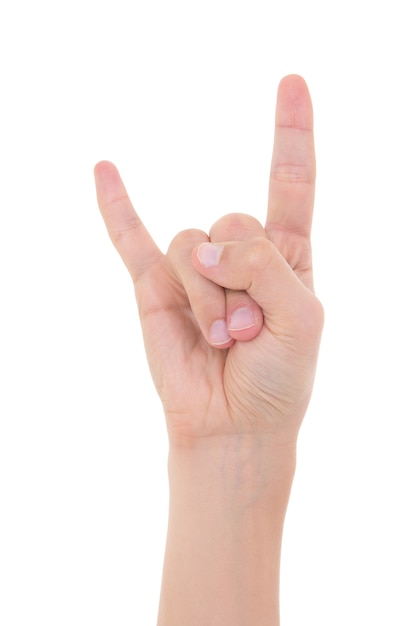 Mão masculina mostrando sinal de rock-n-roll de heavy metal isolado no fundo branco