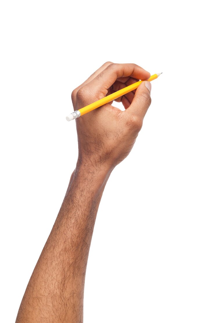 Foto mão masculina negra segurando o lápis. homem afro-americano, escrevendo ou desenhando, isolado no fundo branco. educação, negócios, conceito de arte