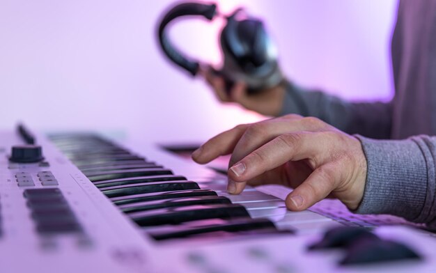 Mão masculina no conceito de criação de música de teclado musical