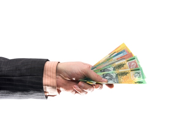 Mão masculina oferecendo notas de dólar australiano isoladas no branco