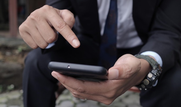 Mão masculina pesquisando na Internet do smartphone