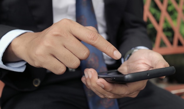 Mão masculina pesquisando na Internet do smartphone